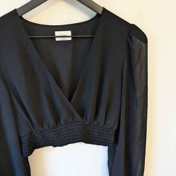 Aritzia Wilfred Black Women's Cropped Faux Wrap Smocked Long Sleeve Blouse Small - Picture 2 of 5